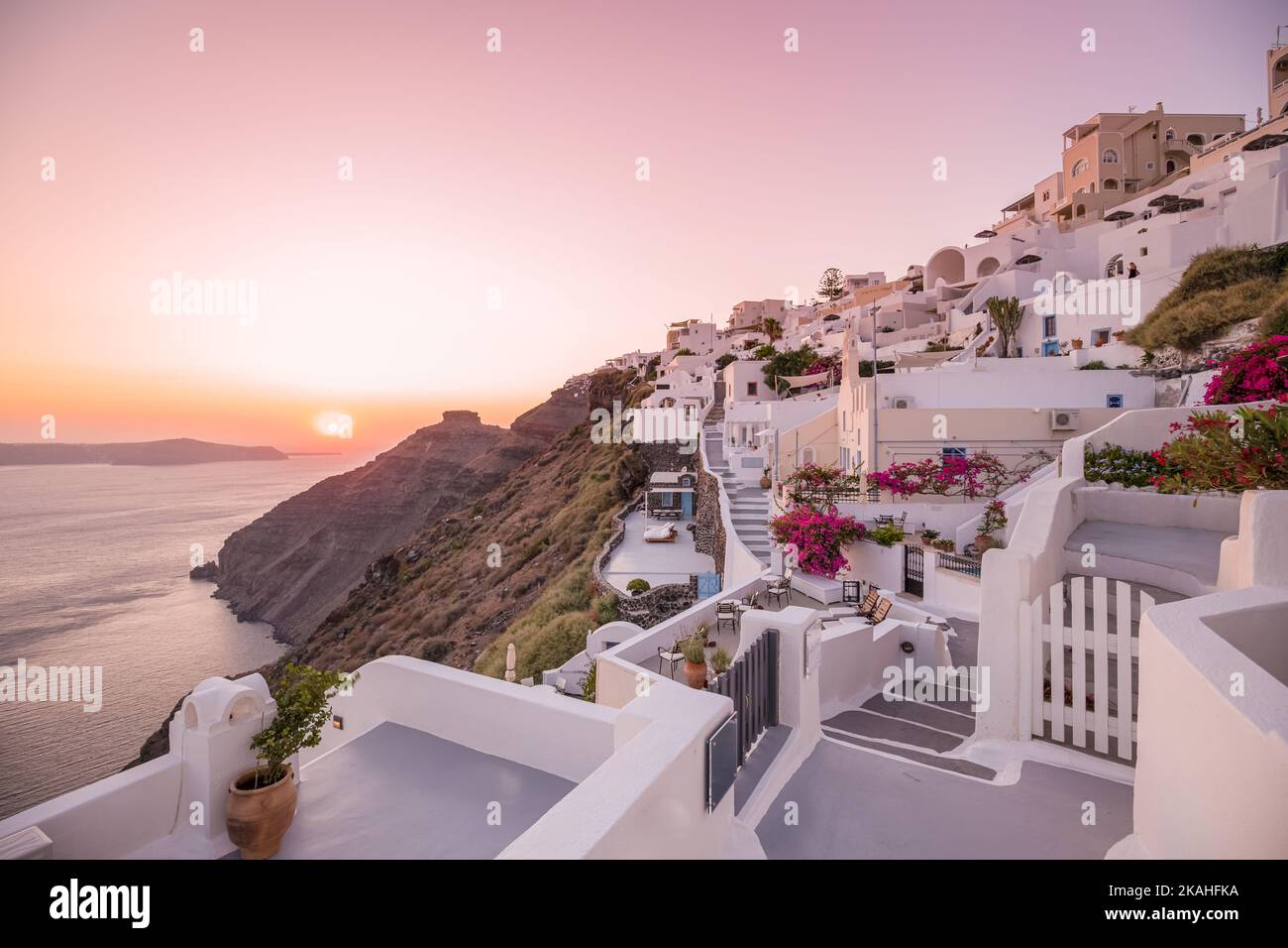 Village d'Oia la nuit, île de Santorin. Paysage de voyage célèbre, destination de vacances de luxe pittoresque. Vue magnifique sur un village pittoresque fabuleux Banque D'Images