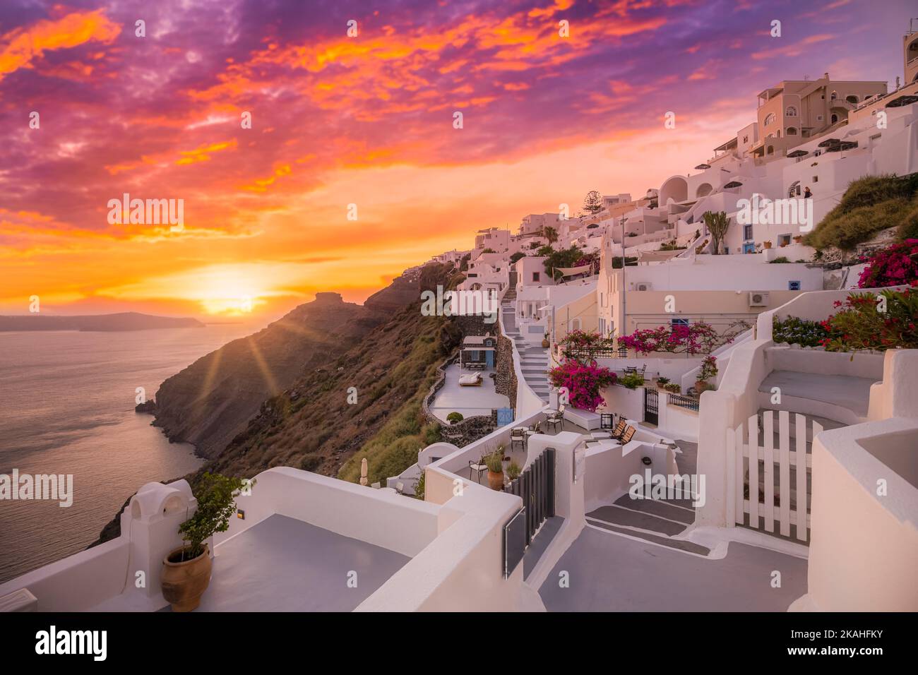 Village d'Oia la nuit, île de Santorin. Paysage de voyage célèbre, destination de vacances de luxe pittoresque. Vue magnifique sur la magnifique caldeira pittoresque Banque D'Images