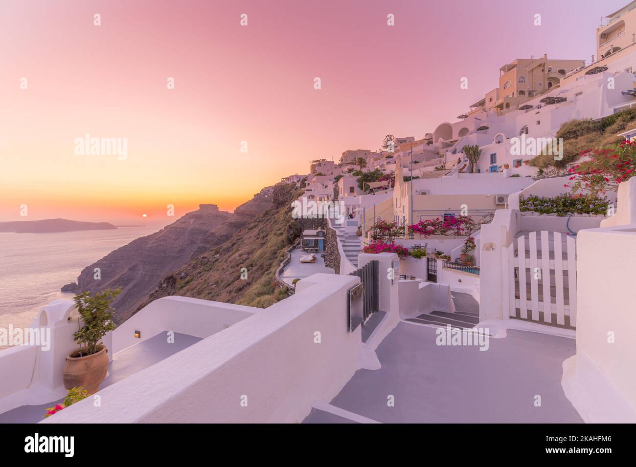 Village d'Oia la nuit, île de Santorin. Paysage de voyage célèbre, destination de vacances de luxe pittoresque. Vue magnifique sur un village pittoresque fabuleux Banque D'Images