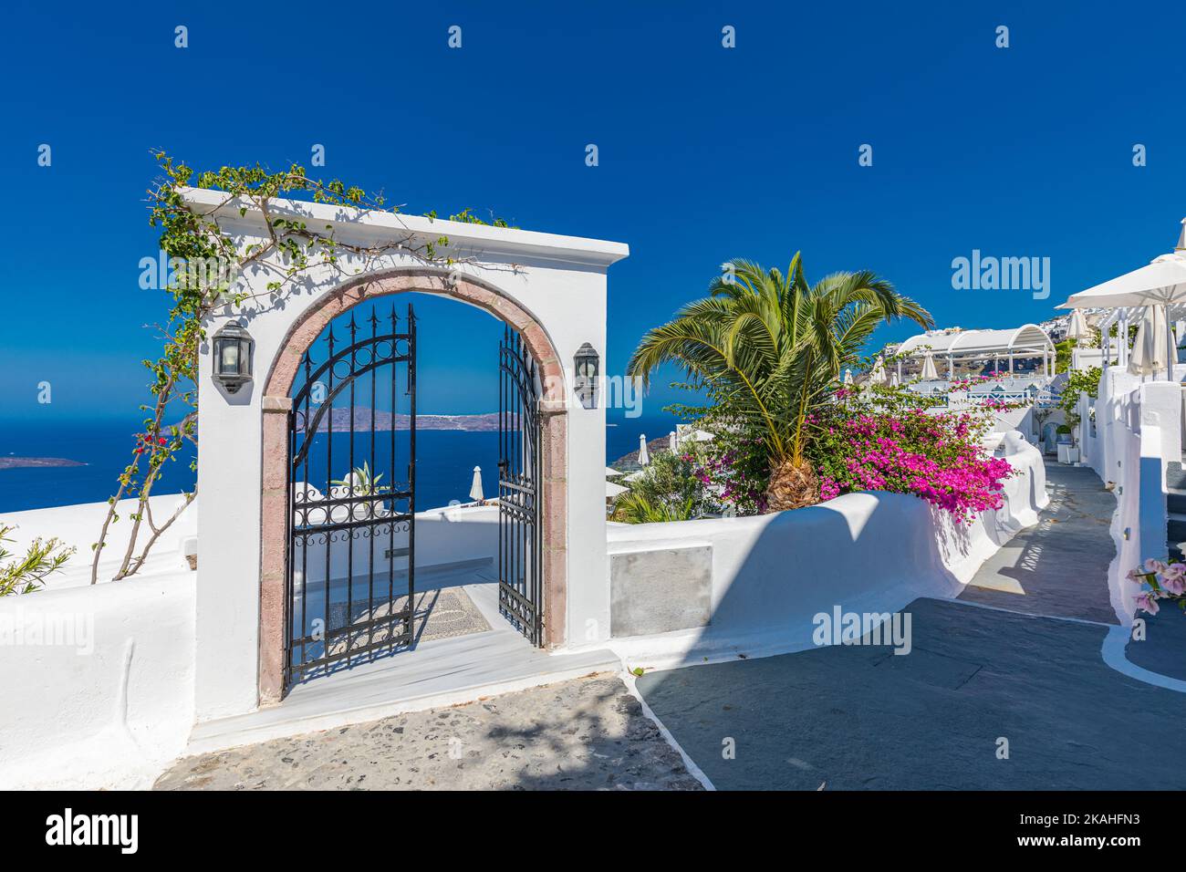 Vacances d'été ville pittoresque de luxe célèbre destination. Architecture blanche à Santorin, Grèce. Paysage de voyage parfait avec terrasse ciel bleu ensoleillé Banque D'Images