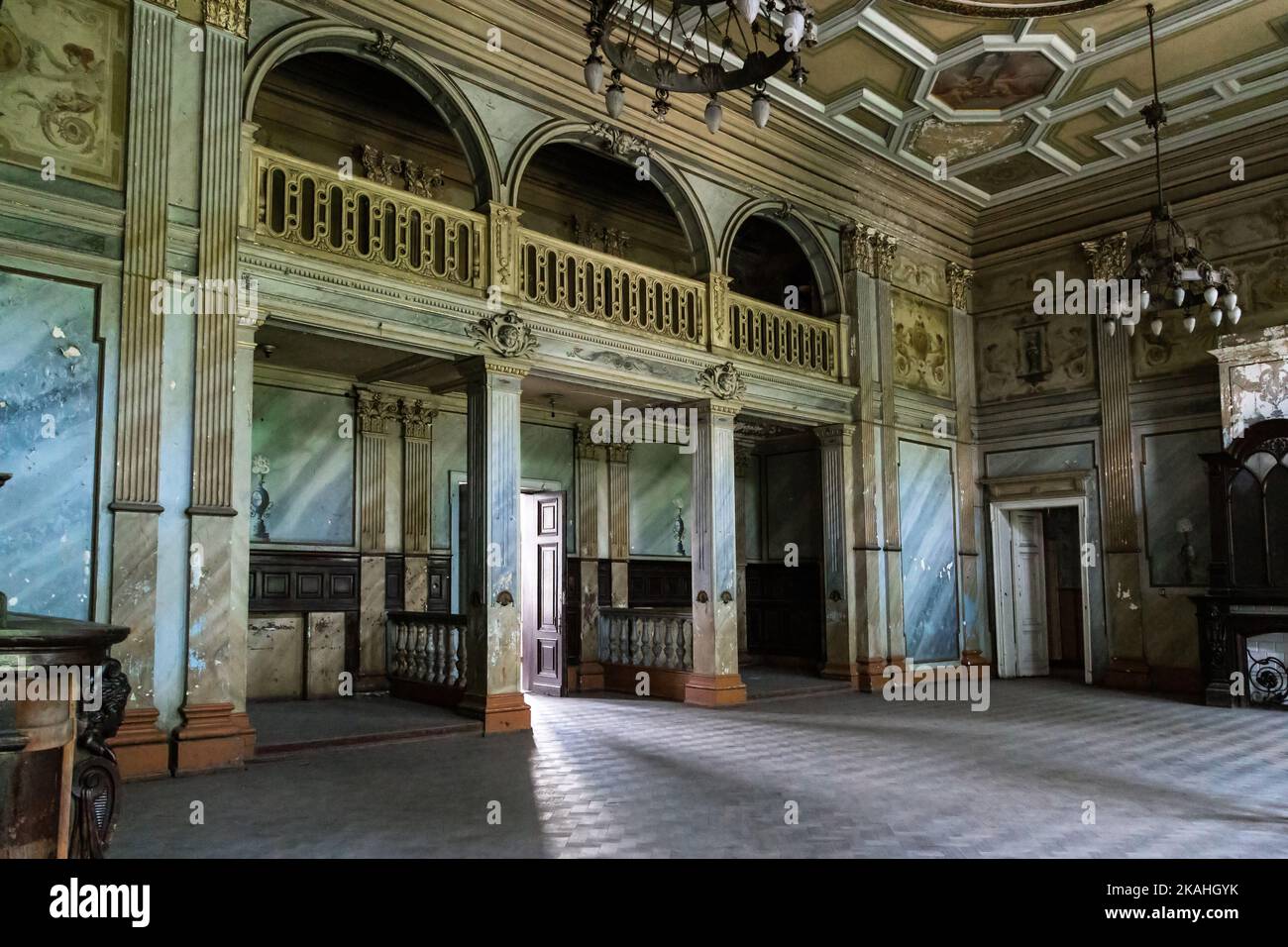 SHAROVKA, UKRAINE - 24 JUILLET 2021 : c'est l'intérieur préservé de la salle de bal d'un ancien manoir (fin du 19th siècle). Banque D'Images