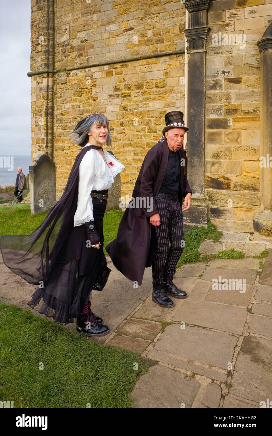 Un couple plus âgé s'est habillé pour le week-end de goth à Whitby Banque D'Images