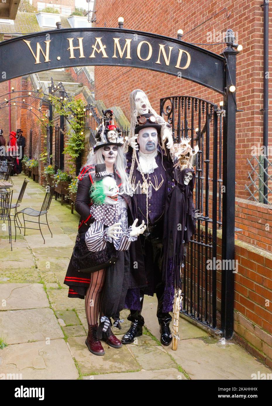 Couple habillé comme des morts pendant le goth week-end à Whitby Banque D'Images