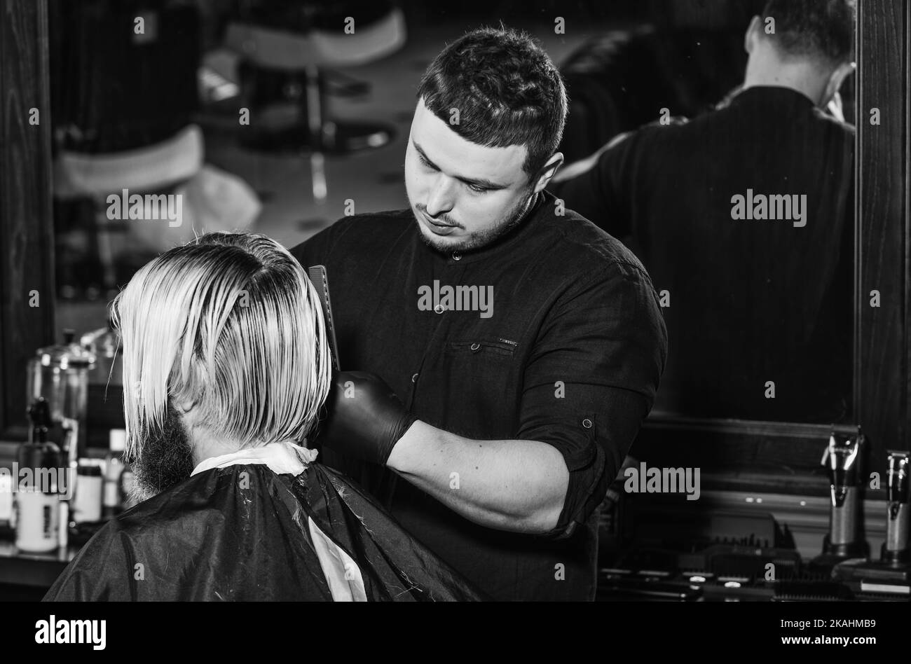 son style parfait. barbu brutal au salon de coiffure. coupe et soin des cheveux. nouvelle coupe de cheveux élégante. taille basse mûre avec barbe. homme caucasien mature wi Banque D'Images