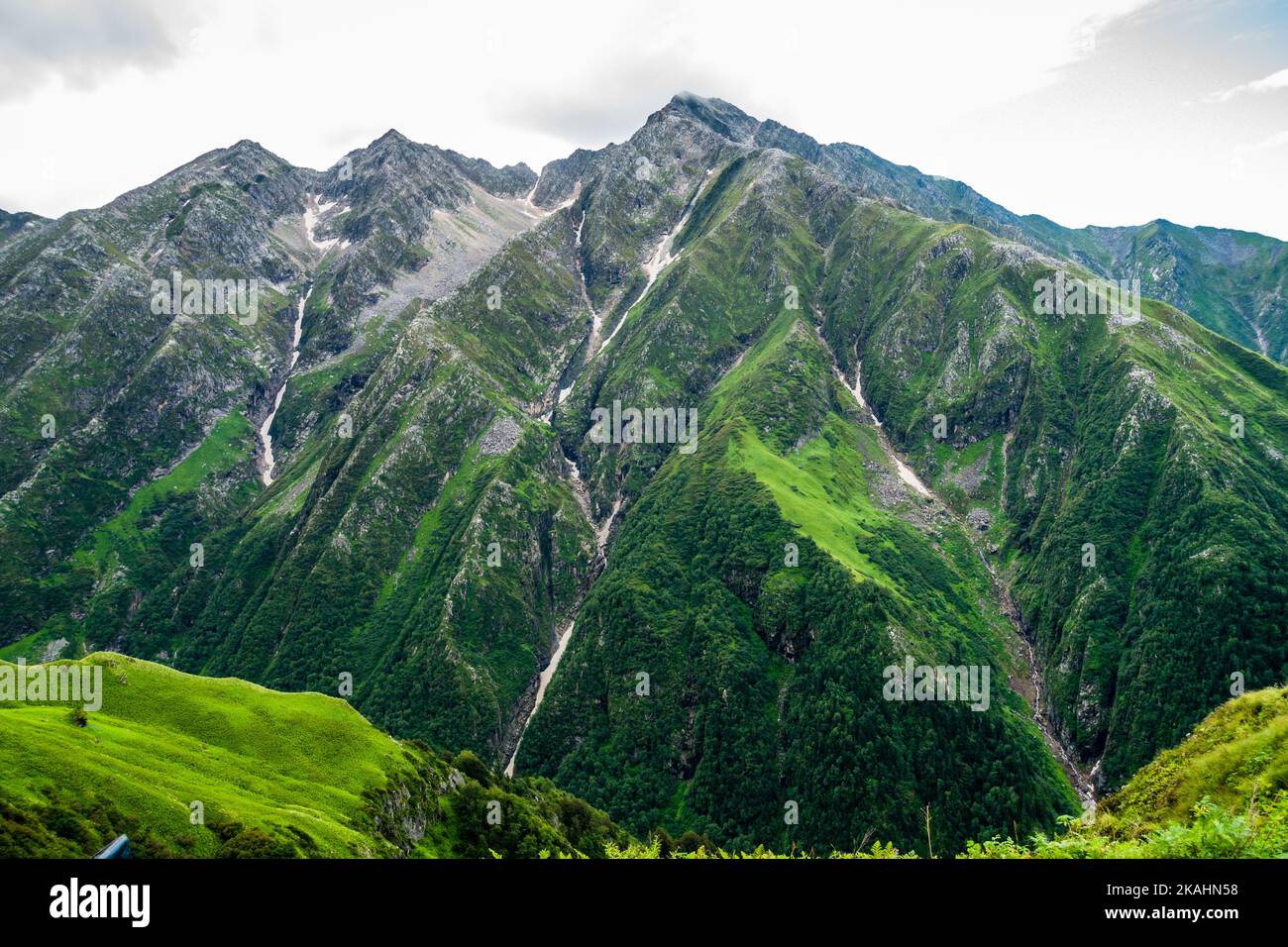 Belles montagnes et cascades en arrière-plan. Shrikhet Mahadev Kailash Himalaya Yatra. Himachal Pradesh Inde. Banque D'Images