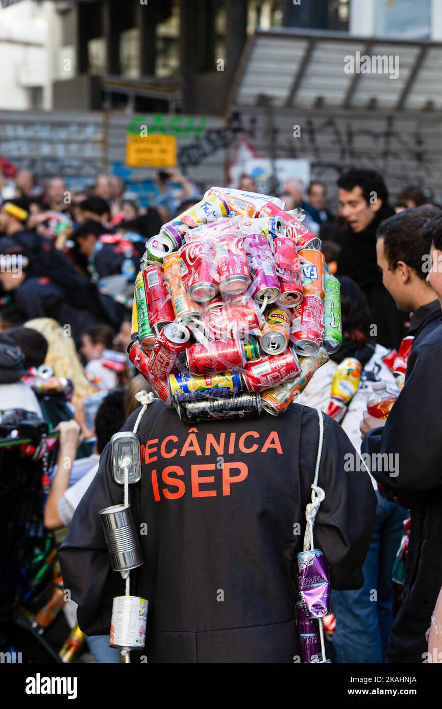 Porto, Portugal. 30th octobre 2022. Un jeune homme est vu porter un casque en canettes pendant la Parade des canettes à Porto. La Parade des canettes de la Fédération académique de Porto (FAP) a amené 70 mille personnes au centre-ville de Porto. Après deux ans d'interruption, le défilé bruyant est retourné dans les rues de Porto, à l'événement qui est le point culminant de la semaine de réception Freshman organisée par l'académie des étudiants de Porto. C'est un défilé d'étudiants qui remplit les rues de joie et de couleur. (Image de crédit : © Telmo Pinto/SOPA Images via ZUMA Press Wire) Banque D'Images