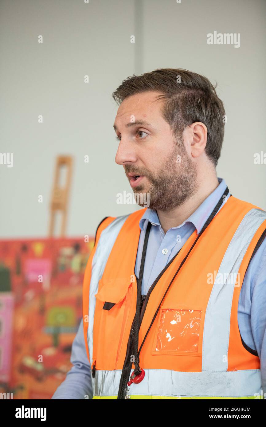 François Borghesi, directeur régional des opérations Amazon Logistics, photo prise lors de l'inauguration du premier centre belge de livraison de la société de commerce électronique Amazon, jeudi 03 novembre 2022 à Anvers. BELGA PHOTO JONAS ROOSENS Banque D'Images