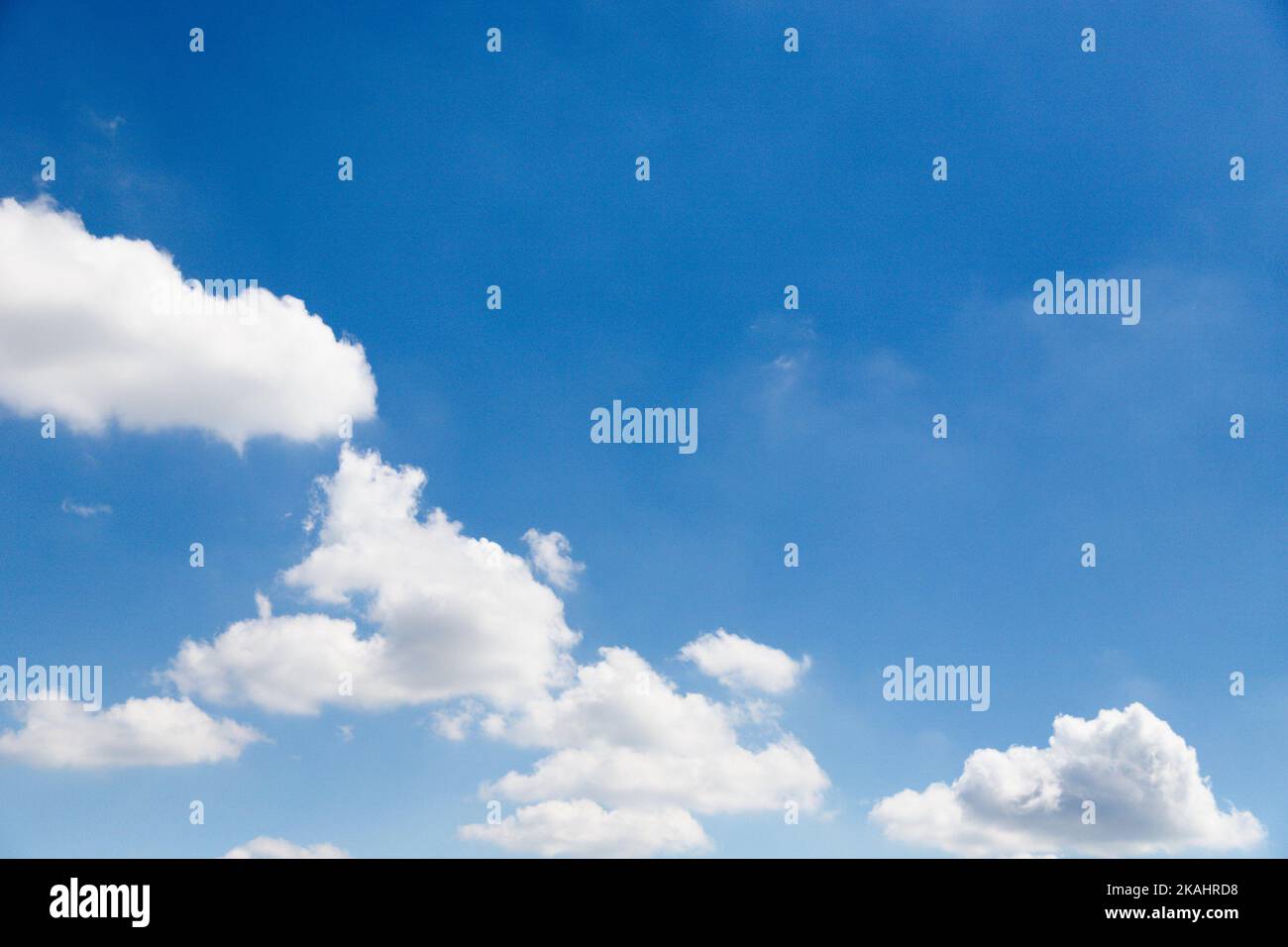 Nuages blancs et fond ciel bleu à la lumière du jour Banque D'Images