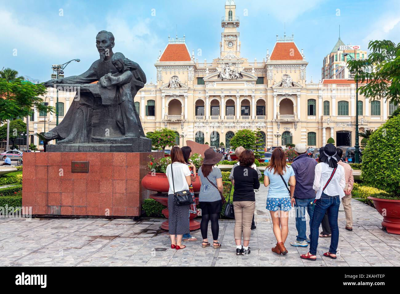 Groupe touristique à la statue de Ho Chi Minh et au Palais du Comité du peuple, Hôtel de ville, centre de Saigon, Vietnam Banque D'Images