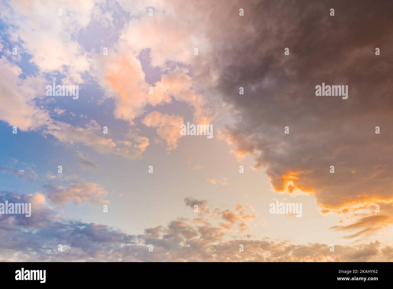 Magnifique coucher de soleil. Arrière-plans nature ciel. Panorama spectaculaire du ciel avec nuage au lever et au coucher du soleil. Vue panoramique. Détendez-vous dans la nature, les poutres Banque D'Images