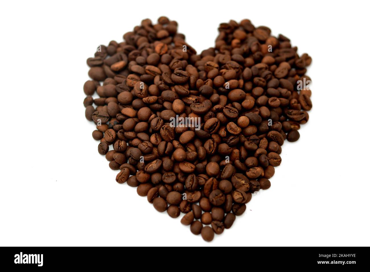 grains de café, graines de la plante de Coffea et la source du café. grains de café dans une formation en forme de coeur, l'amant de caféine et l'admiration concept, Tu Banque D'Images