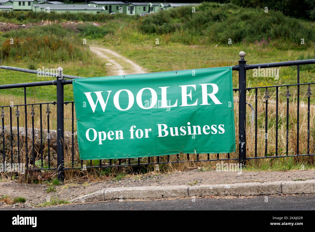 Bannière indiquant « Wooler: Open for Business » à Wooler, Northumberland. Banque D'Images
