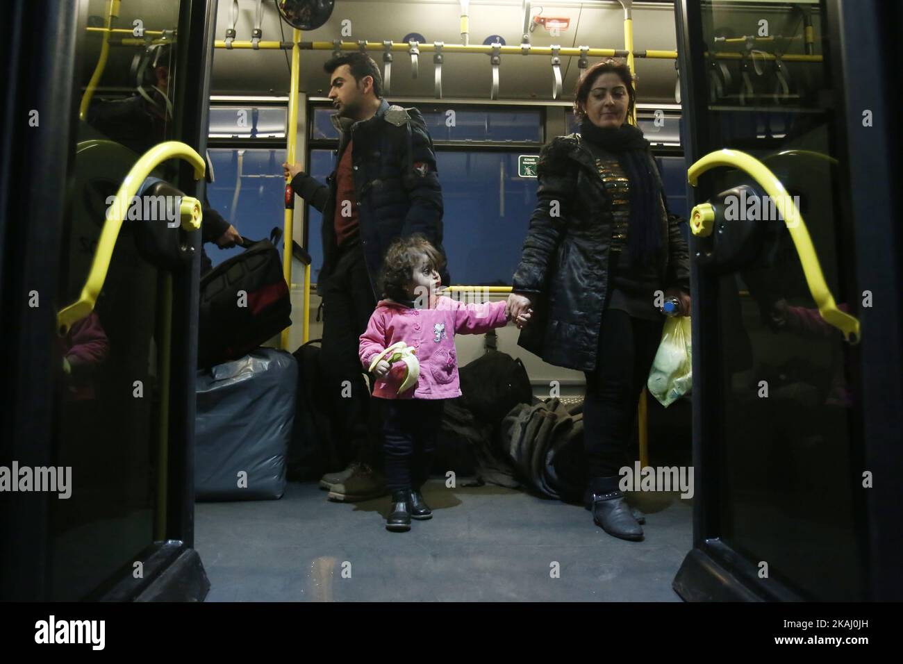 Une femme immigrée tient un enfant dans un bus public qui se dirige vers la station de métro. Les migrants ont débarqué du ferry pour passagers 'Eleftherios Venizelos' en provenance des îles grecques de Lesbos et Chios. Plus de 6 000 immigrants et réfugiés sont arrivés aujourd'hui, lundi 1 février 2016 dans le port du Pirée près d'Athènes (photo de Panayiotis Tzamaros/NurPhoto) *** Veuillez utiliser le crédit du champ de crédit *** Banque D'Images
