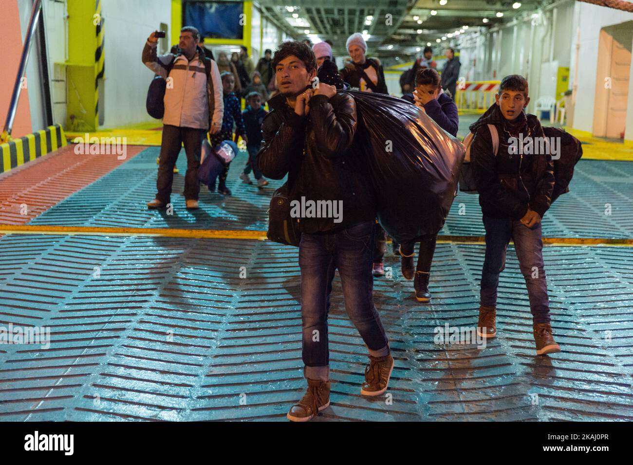 Lundi, à 1 février 2016, environ 6 000 réfugiés/migrants débarquent dans le port du Pirée, près d'Athènes. 6 bateaux sont venus des îles (Lesbos, Chios, Leros et Kos) où les réfugiés/migrants ont été bloqués en raison d'une grève de 4 jours des bateaux et des ports. Des entreprises et des ports grecs étaient en grève pour protester contre la nouvelle réforme sociale des retraites et de la sécurité. Banque D'Images