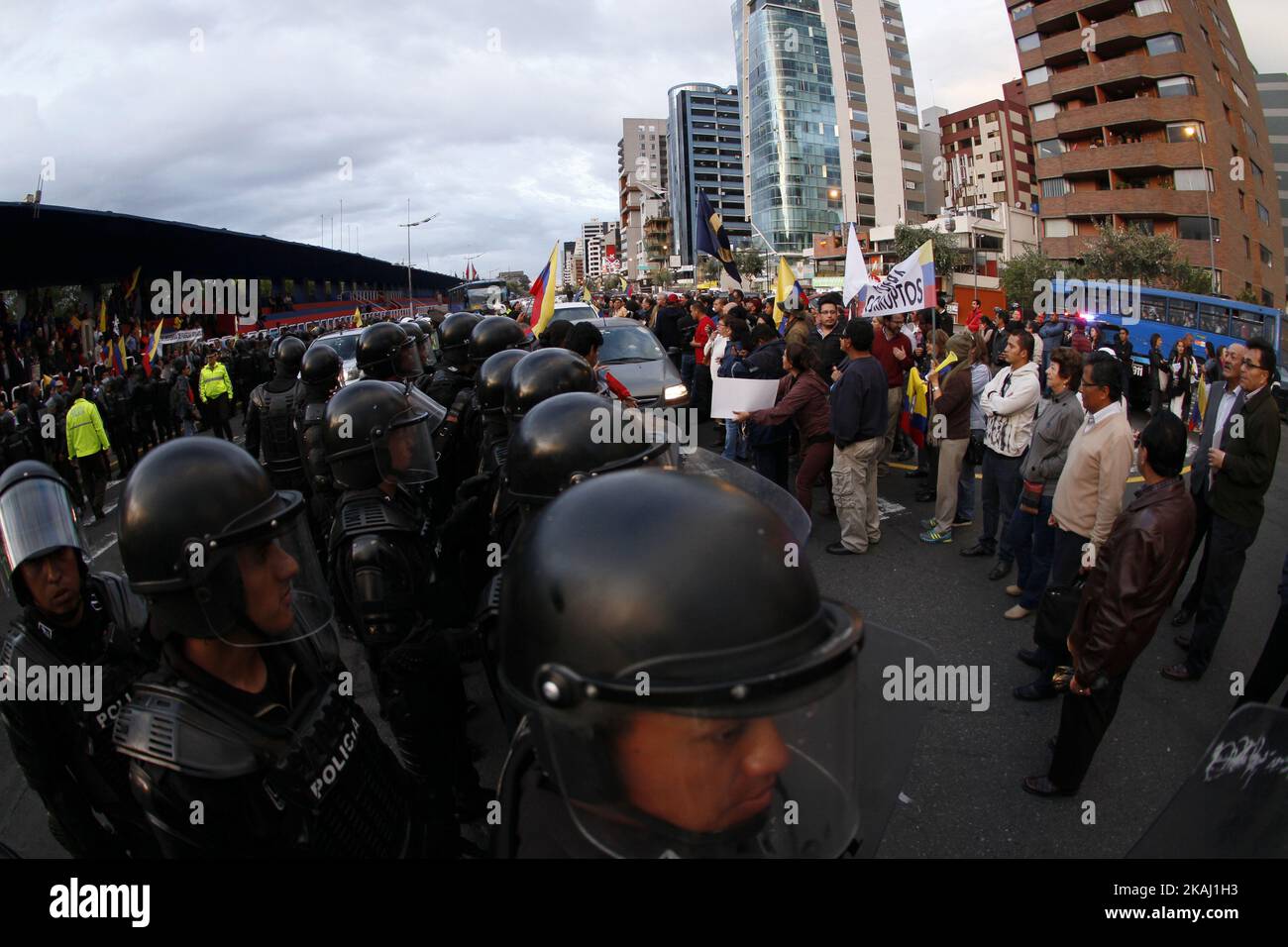 Les opposants au gouvernement du président équatorien Rafael Correa protestent devant le siège d'Alianza País (Av. Shiris) en raison de l'actualisation récente de 41 millions de comptes de l'Institut de sécurité sociale des forces armées (Isffa) à Quito, Équateur, le mercredi 10 février 2016 (photo de NurPhoto). *** Veuillez utiliser le crédit du champ de crédit *** Banque D'Images