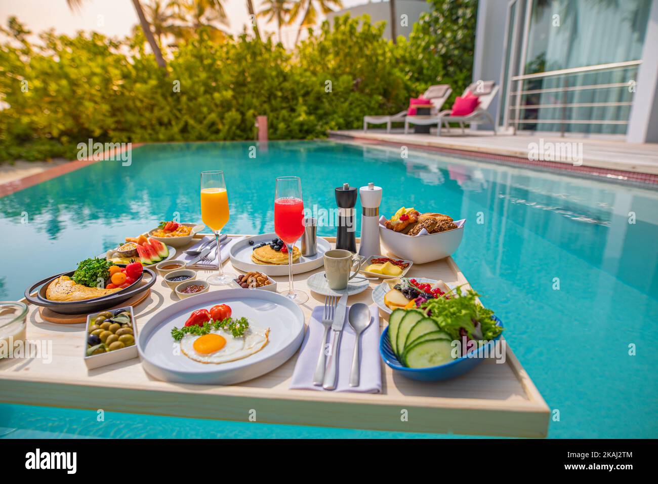 Plateau de petit déjeuner dans la piscine, petit déjeuner flottant dans un hôtel de luxe. Plage tropicale style de vie. Piscine du complexe, petit déjeuner flottant dans une ambiance luxueuse Banque D'Images