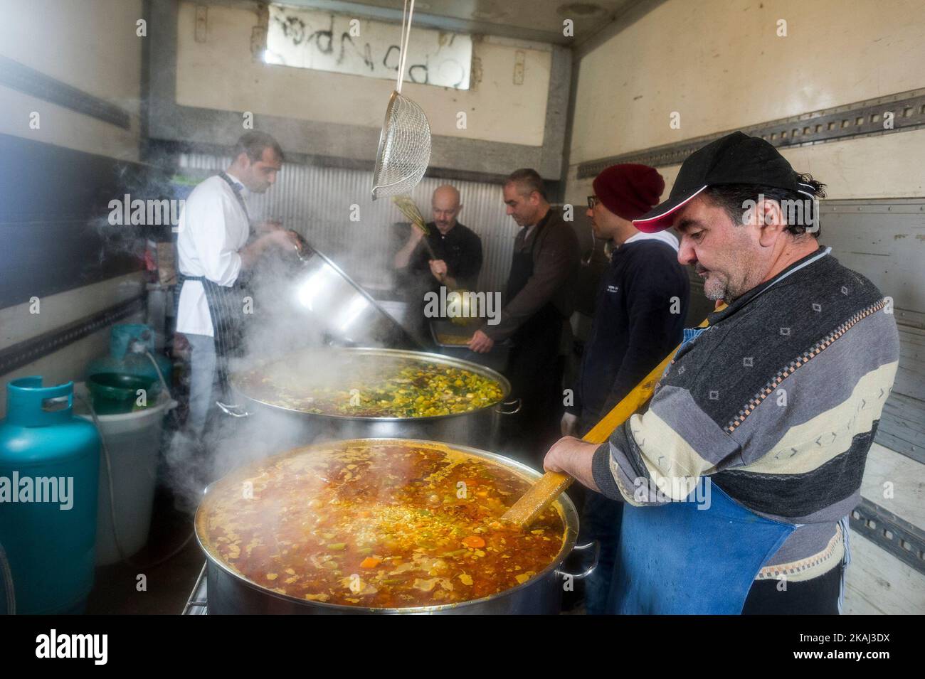 Les cuisiniers des chefs du monde sans frontières cuisinent de la soupe sur 10 mars 2016 dans le camp de réfugiés d'Idomeni, Grèce. Le camp de réfugiés situé à la frontière gréco-macédonienne s'enfonce par la pluie continue dans la boue, de sorte que la situation hygiénique continue de se détériorer. (Photo de Markus Heine/NurPhoto) *** Veuillez utiliser le crédit du champ de crédit *** Banque D'Images