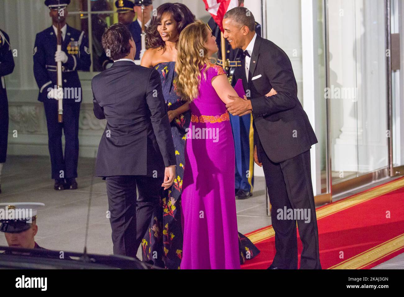 Le président Barack Obama et la première dame Michelle Obama saluent le ...