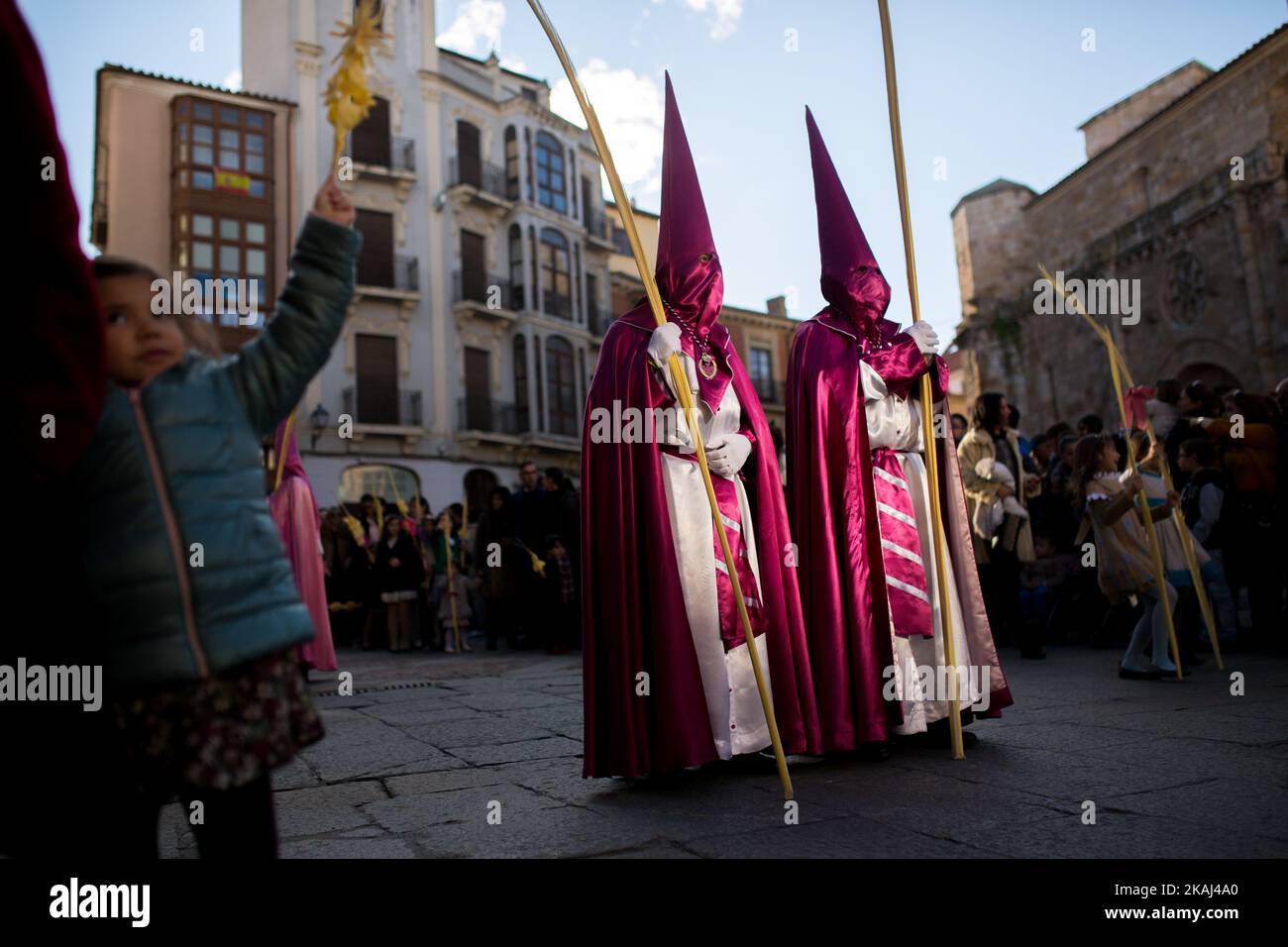 Les Pénitents prennent part à la procession du dimanche des palmiers, qui commémore l'entrée triomphale de Jésus à Jérusalem, en montant sur un âne, à Zamora, en Espagne, sur 20 mars 2016. (Photo de Manuel Bales/NurPhoto) *** Veuillez utiliser le crédit du champ de crédit *** Banque D'Images