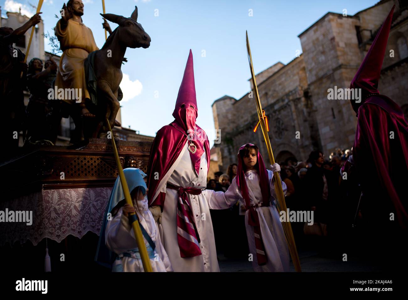 Les Pénitents prennent part à la procession du dimanche des palmiers, qui commémore l'entrée triomphale de Jésus à Jérusalem, en montant sur un âne, à Zamora, en Espagne, sur 20 mars 2016. (Photo de Manuel Bales/NurPhoto) *** Veuillez utiliser le crédit du champ de crédit *** Banque D'Images