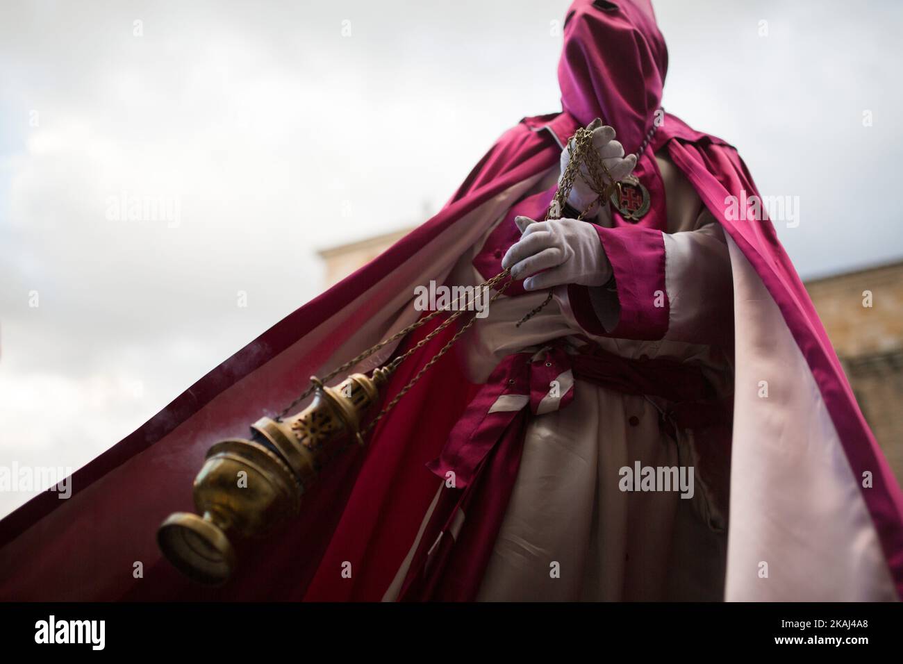 Les Pénitents prennent part à la procession du dimanche des palmiers, qui commémore l'entrée triomphale de Jésus à Jérusalem, en montant sur un âne, à Zamora, en Espagne, sur 20 mars 2016. (Photo de Manuel Bales/NurPhoto) *** Veuillez utiliser le crédit du champ de crédit *** Banque D'Images