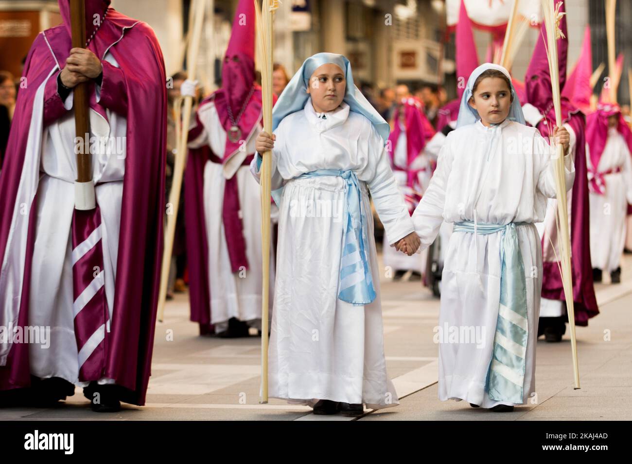 Les Pénitents prennent part à la procession du dimanche des palmiers, qui commémore l'entrée triomphale de Jésus à Jérusalem, en montant sur un âne, à Zamora, en Espagne, sur 20 mars 2016. (Photo de Manuel Bales/NurPhoto) *** Veuillez utiliser le crédit du champ de crédit *** Banque D'Images