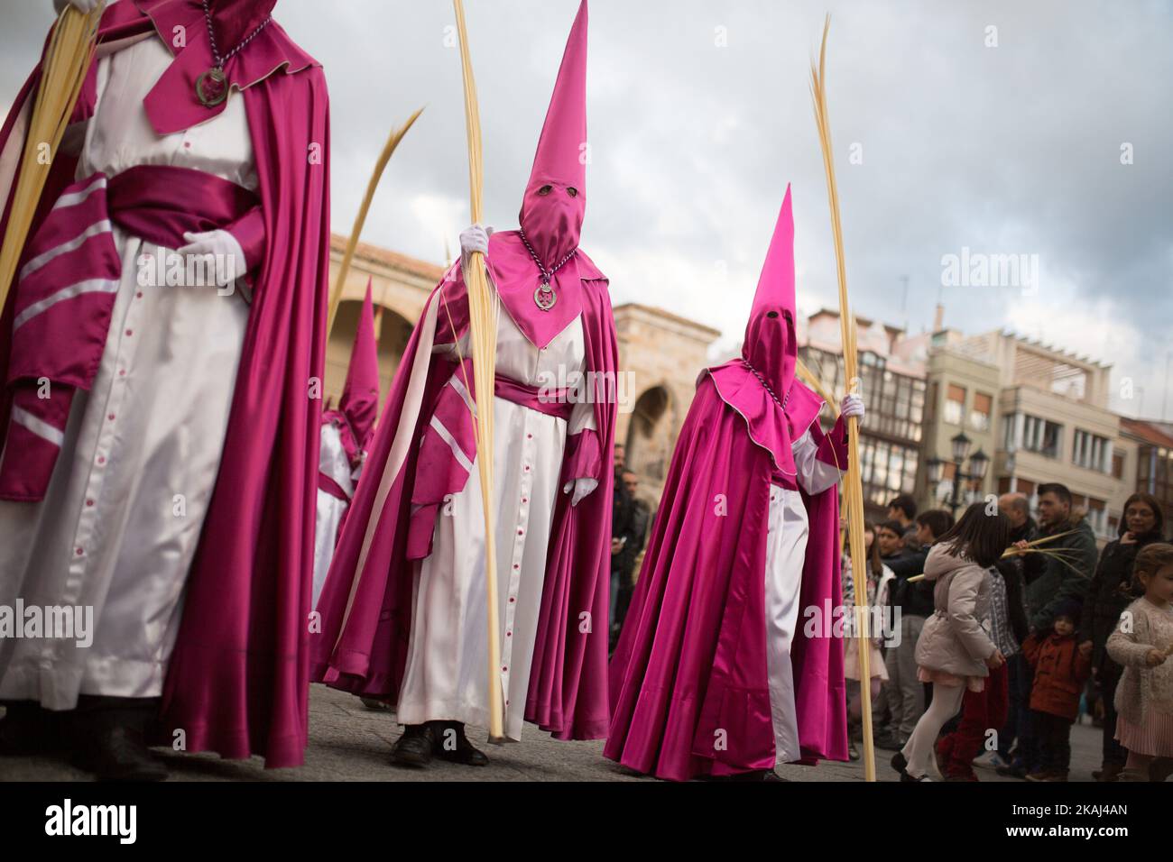Les Pénitents prennent part à la procession du dimanche des palmiers, qui commémore l'entrée triomphale de Jésus à Jérusalem, en montant sur un âne, à Zamora, en Espagne, sur 20 mars 2016. (Photo de Manuel Bales/NurPhoto) *** Veuillez utiliser le crédit du champ de crédit *** Banque D'Images