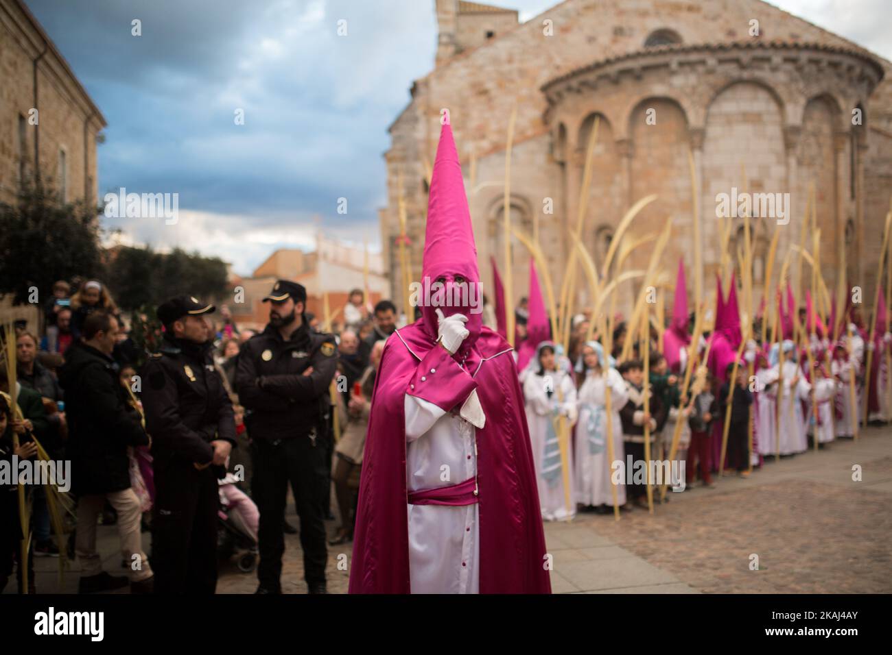 Les Pénitents prennent part à la procession du dimanche des palmiers, qui commémore l'entrée triomphale de Jésus à Jérusalem, en montant sur un âne, à Zamora, en Espagne, sur 20 mars 2016. (Photo de Manuel Bales/NurPhoto) *** Veuillez utiliser le crédit du champ de crédit *** Banque D'Images