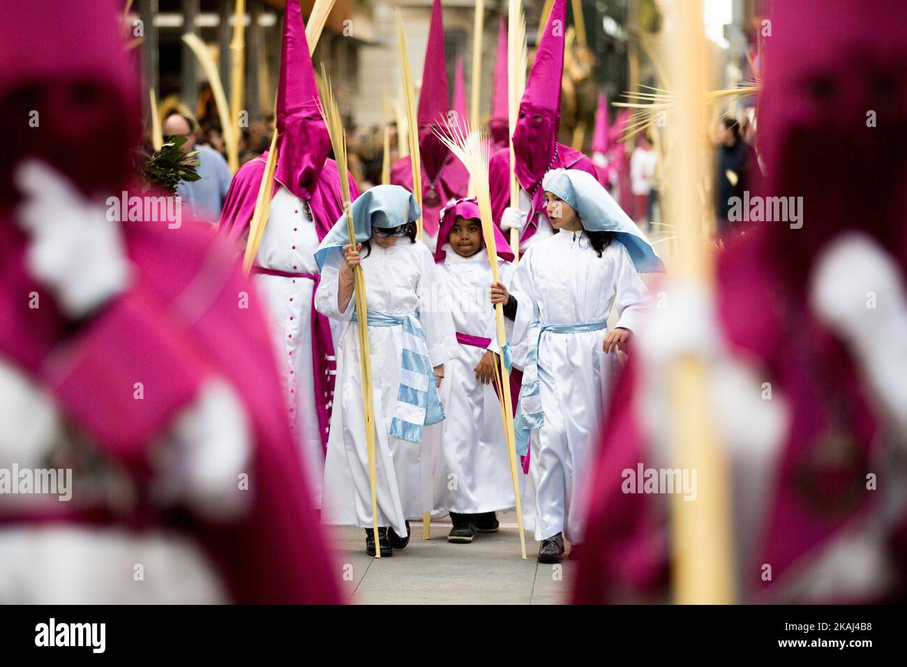 Les Pénitents prennent part à la procession du dimanche des palmiers, qui commémore l'entrée triomphale de Jésus à Jérusalem, en montant sur un âne, à Zamora, en Espagne, sur 20 mars 2016. (Photo de Manuel Bales/NurPhoto) *** Veuillez utiliser le crédit du champ de crédit *** Banque D'Images