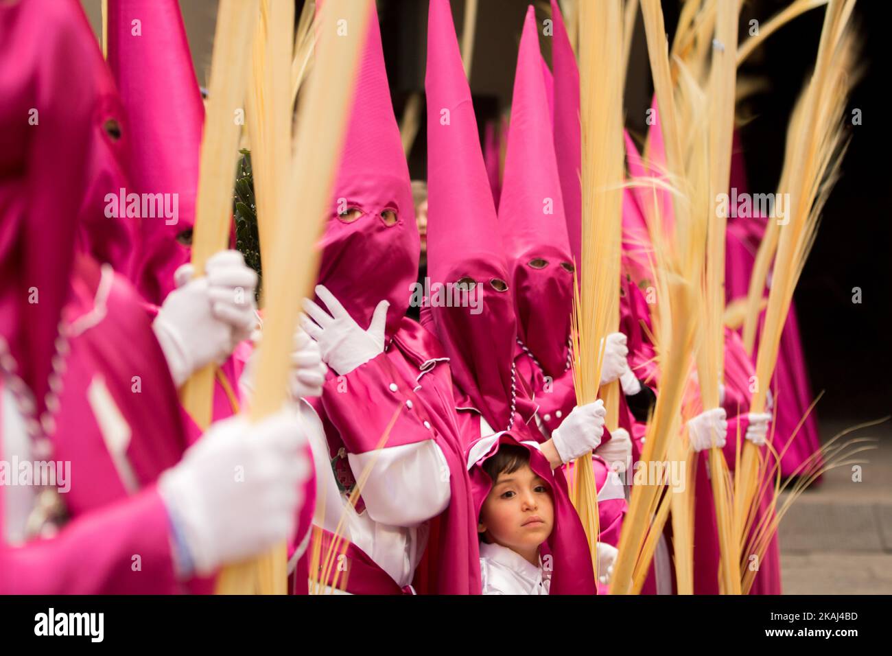 Les Pénitents prennent part à la procession du dimanche des palmiers, qui commémore l'entrée triomphale de Jésus à Jérusalem, en montant sur un âne, à Zamora, en Espagne, sur 20 mars 2016. (Photo de Manuel Bales/NurPhoto) *** Veuillez utiliser le crédit du champ de crédit *** Banque D'Images
