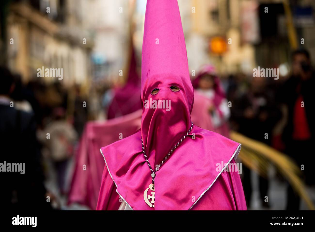 Les Pénitents prennent part à la procession du dimanche des palmiers, qui commémore l'entrée triomphale de Jésus à Jérusalem, en montant sur un âne, à Zamora, en Espagne, sur 20 mars 2016. (Photo de Manuel Bales/NurPhoto) *** Veuillez utiliser le crédit du champ de crédit *** Banque D'Images