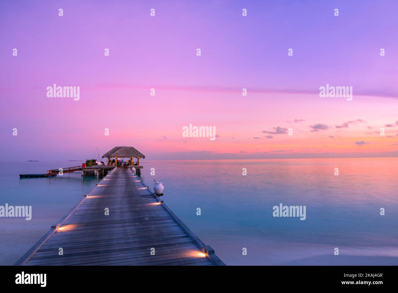 Magnifique coucher de soleil coloré avec nuages horizon de la baie de bord de mer. Paysage de lagune aux Maldives. Destination de luxe, vue exotique sur la plage d'été Banque D'Images