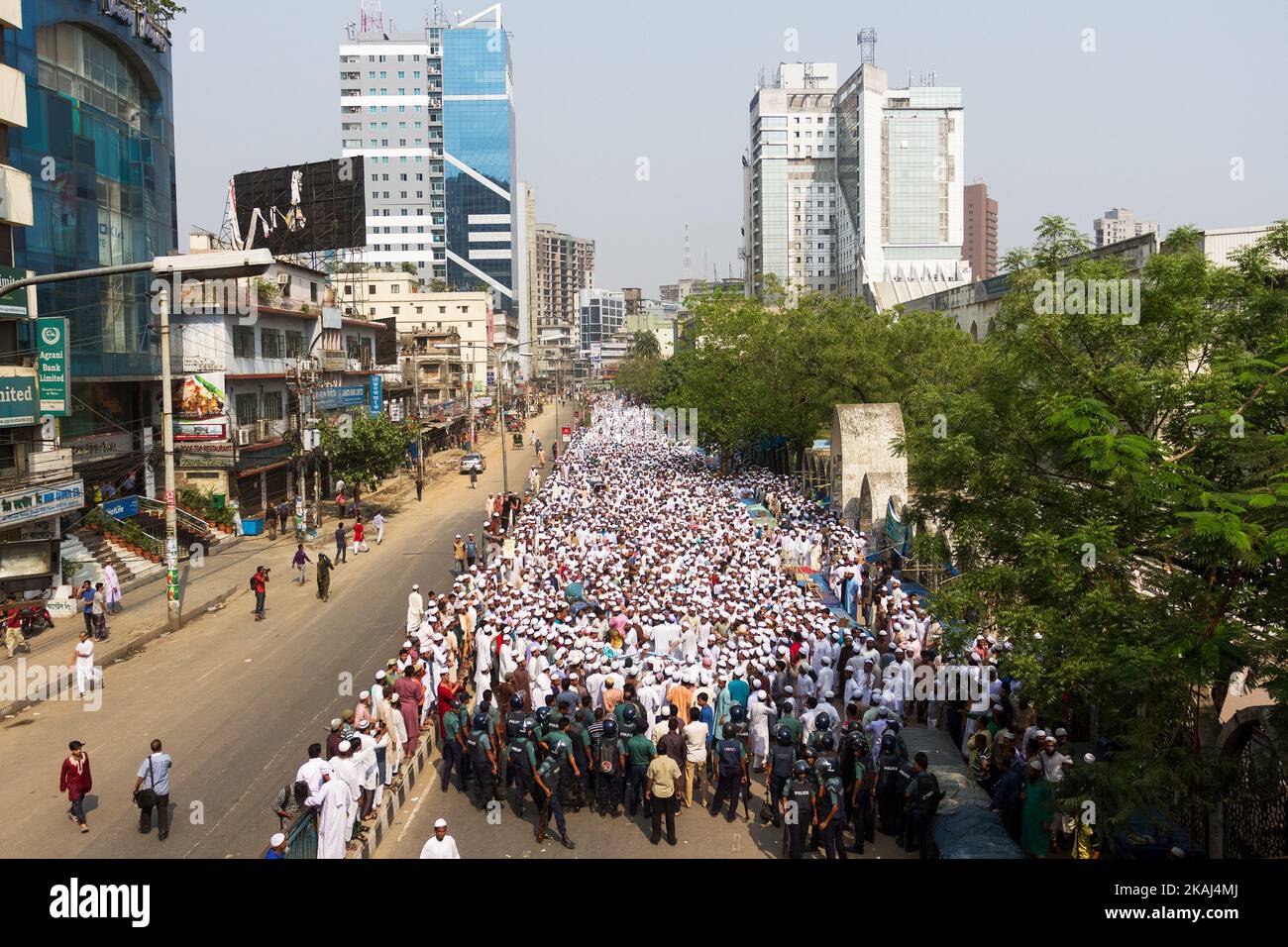 Les islamistes radicaux du Bangladesh protestent devant la mosquée nationale Baitul Mukarram à Dhaka, sur 25 mars 2016. Des milliers d'islamistes radicaux bangladais se sont rassemblés dans tout le pays contre une initiative « infidèles » visant à faire de l'islam la religion d'État dans la nation à majorité musulmane. Près de sept mille activistes du groupe radical Hefazat-e-Islam ont porté des bannières et des festons et ont scandé des slogans sur les routes de Dhaka après la prière du vendredi qui a fait l'orguage du gouvernement pour ne pas avoir pris des 'actions loucientes' pour mettre fin à la 'moquerie' contre l'Islam, religion de près de 90 pour cent de la population de la co Banque D'Images