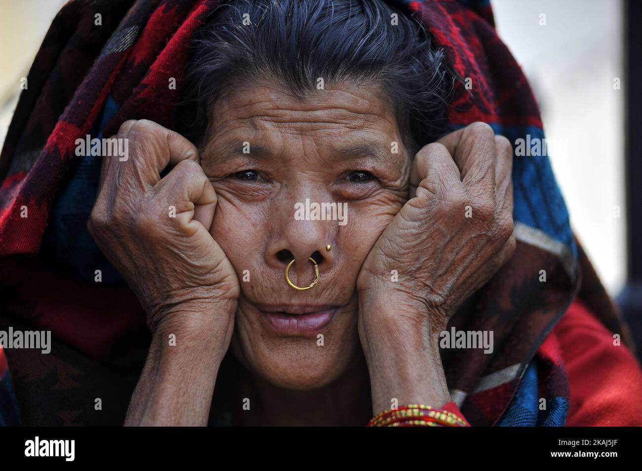 SANCHA MAYA MOKTAN, 64yrs ans, résident permanent de Kavre, au Népal, attend de voir Ghode Jatra ou le 'festival des chevaux' célébré au Pavillon de l'armée, Tudikhel, Katmandou, au Népal, le 7 avril 2016. (Photo de Narayan Maharajan/NurPhoto) *** Veuillez utiliser le crédit du champ de crédit *** Banque D'Images