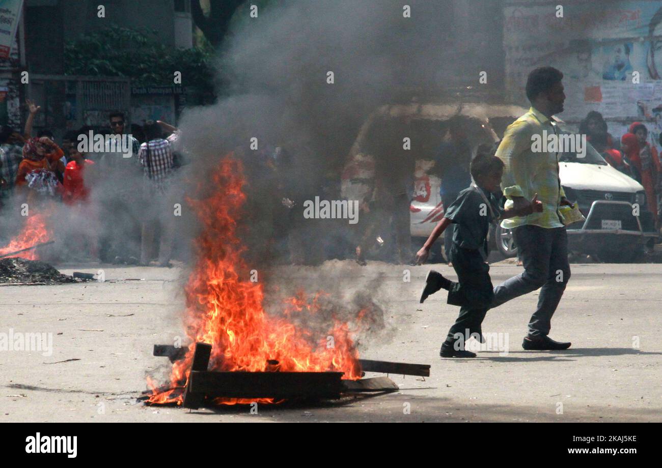 Des étudiants bangladais bloquent la route et manifestent à la suite du meurtre d'un étudiant en droit, tué par quatre assaillants la nuit précédente, à Dhaka, sur 7 avril 2016. Un étudiant en droit bangladais qui a posté contre l'islamisme sur sa page Facebook a été assassiné, a déclaré la police sur 7 avril, le dernier d'une série de meurtres de militants laïcs et de blogueurs dans le pays. (Photo de Sony Ramany/NurPhoto) *** Veuillez utiliser le crédit du champ de crédit *** Banque D'Images