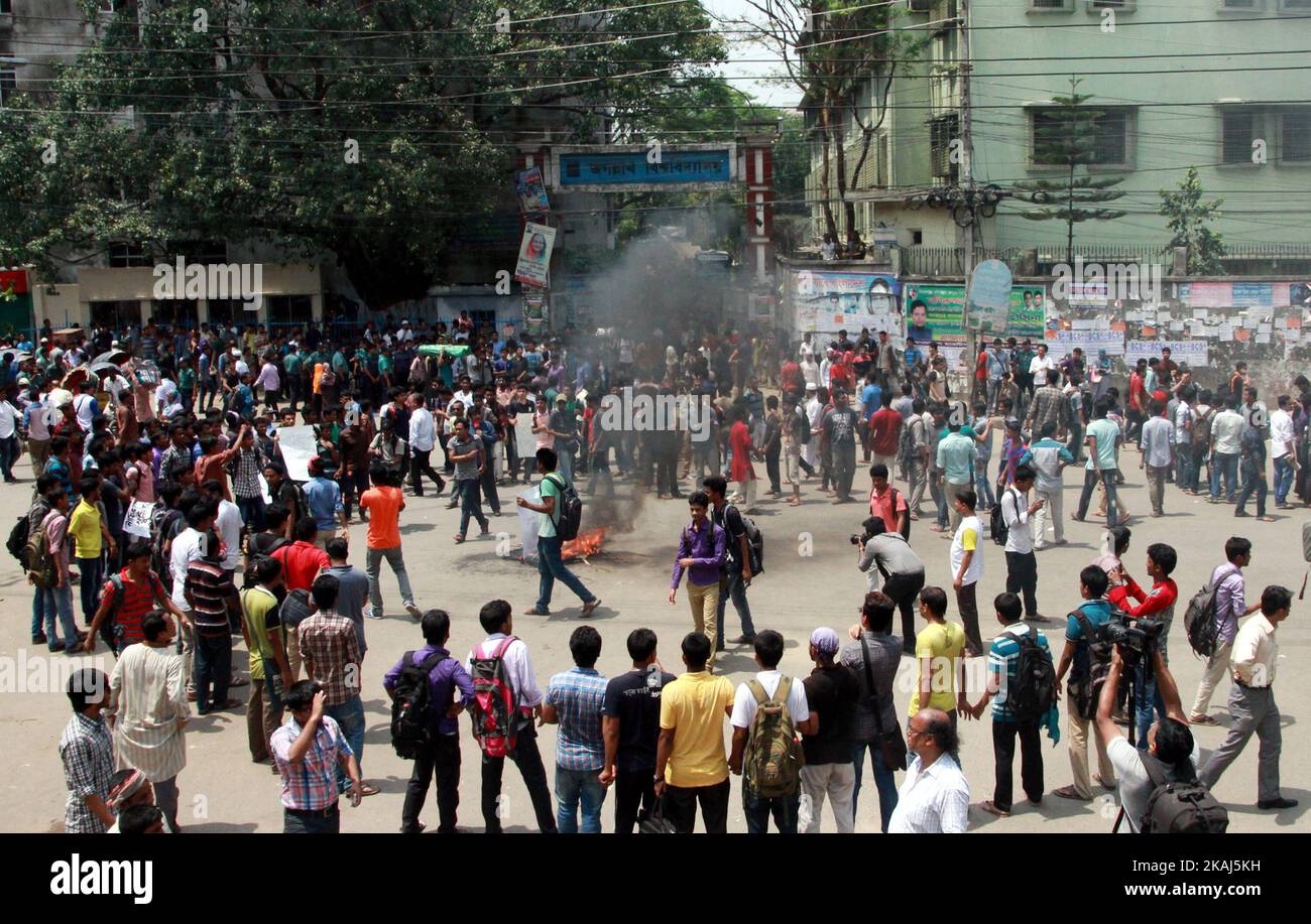 Des étudiants bangladais bloquent la route et manifestent à la suite du meurtre d'un étudiant en droit, tué par quatre assaillants la nuit précédente, à Dhaka, sur 7 avril 2016. Un étudiant en droit bangladais qui a posté contre l'islamisme sur sa page Facebook a été assassiné, a déclaré la police sur 7 avril, le dernier d'une série de meurtres de militants laïcs et de blogueurs dans le pays. (Photo de Sony Ramany/NurPhoto) *** Veuillez utiliser le crédit du champ de crédit *** Banque D'Images