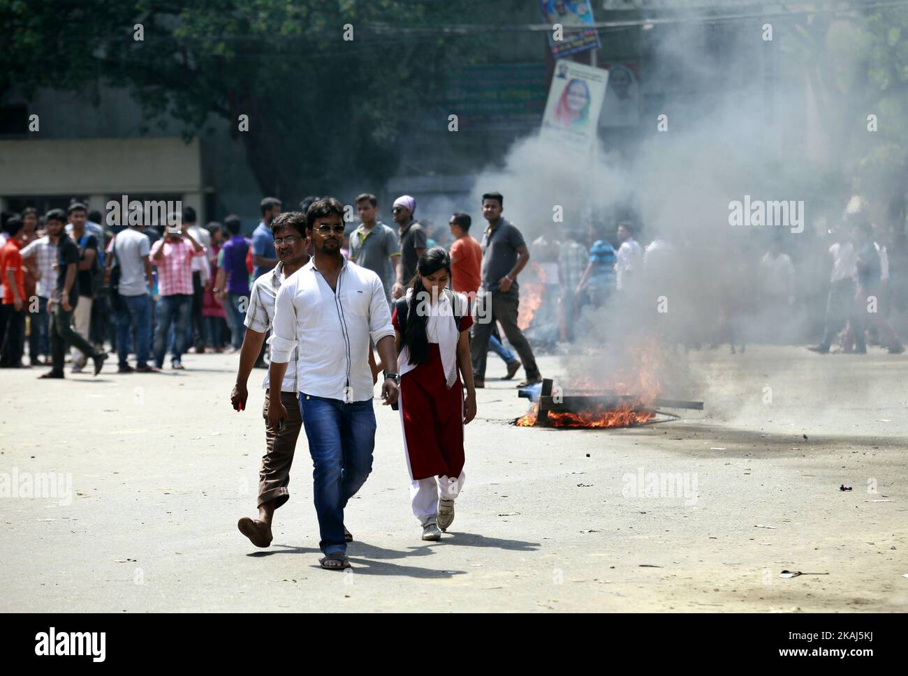 Des étudiants bangladais bloquent la route et manifestent à la suite du meurtre d'un étudiant en droit, tué par quatre assaillants la nuit précédente, à Dhaka, sur 7 avril 2016. Un étudiant en droit bangladais qui a posté contre l'islamisme sur sa page Facebook a été assassiné, a déclaré la police sur 7 avril, le dernier d'une série de meurtres de militants laïcs et de blogueurs dans le pays. (Photo de Sony Ramany/NurPhoto) *** Veuillez utiliser le crédit du champ de crédit *** Banque D'Images