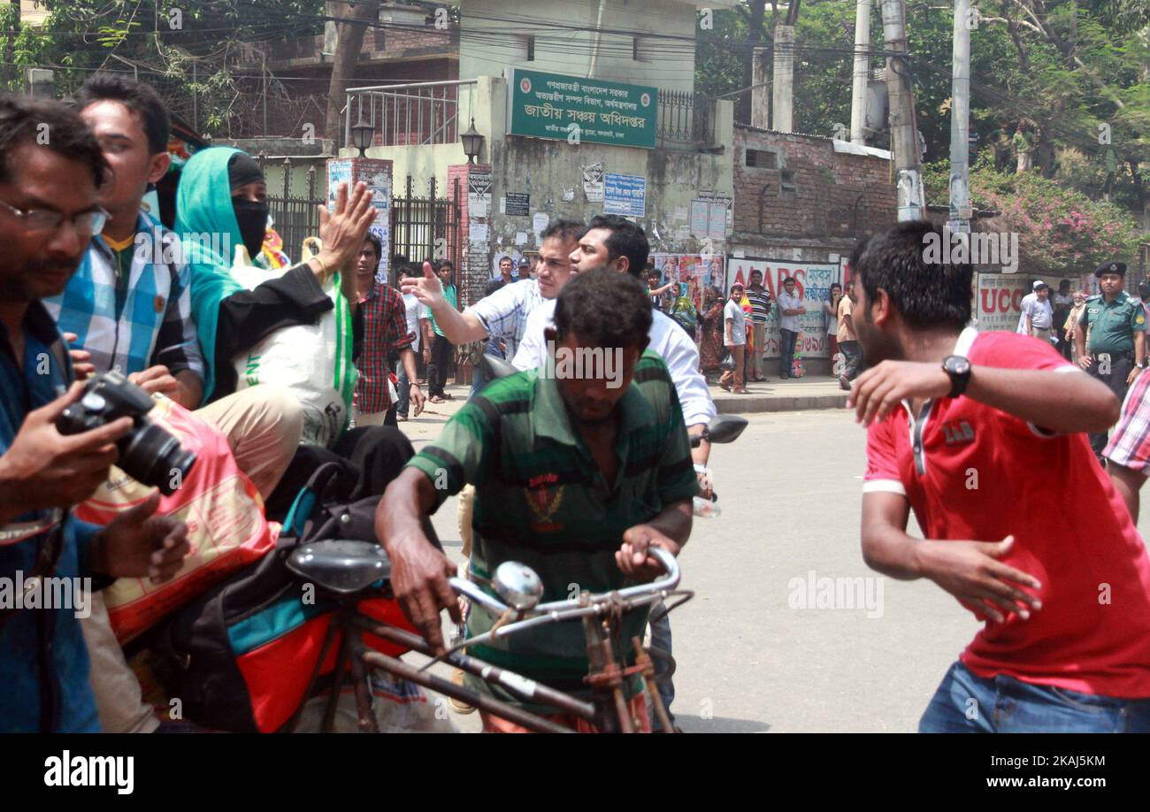 Des étudiants bangladais bloquent la route et manifestent à la suite du meurtre d'un étudiant en droit, tué par quatre assaillants la nuit précédente, à Dhaka, sur 7 avril 2016. Un étudiant en droit bangladais qui a posté contre l'islamisme sur sa page Facebook a été assassiné, a déclaré la police sur 7 avril, le dernier d'une série de meurtres de militants laïcs et de blogueurs dans le pays. (Photo de Sony Ramany/NurPhoto) *** Veuillez utiliser le crédit du champ de crédit *** Banque D'Images