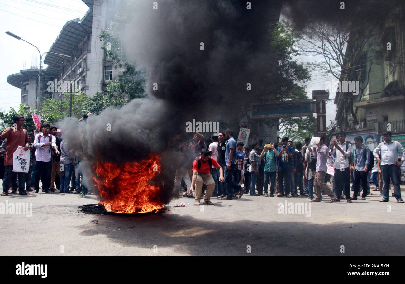 Des étudiants bangladais bloquent la route et manifestent à la suite du meurtre d'un étudiant en droit, tué par quatre assaillants la nuit précédente, à Dhaka, sur 7 avril 2016. Un étudiant en droit bangladais qui a posté contre l'islamisme sur sa page Facebook a été assassiné, a déclaré la police sur 7 avril, le dernier d'une série de meurtres de militants laïcs et de blogueurs dans le pays. (Photo de Sony Ramany/NurPhoto) *** Veuillez utiliser le crédit du champ de crédit *** Banque D'Images