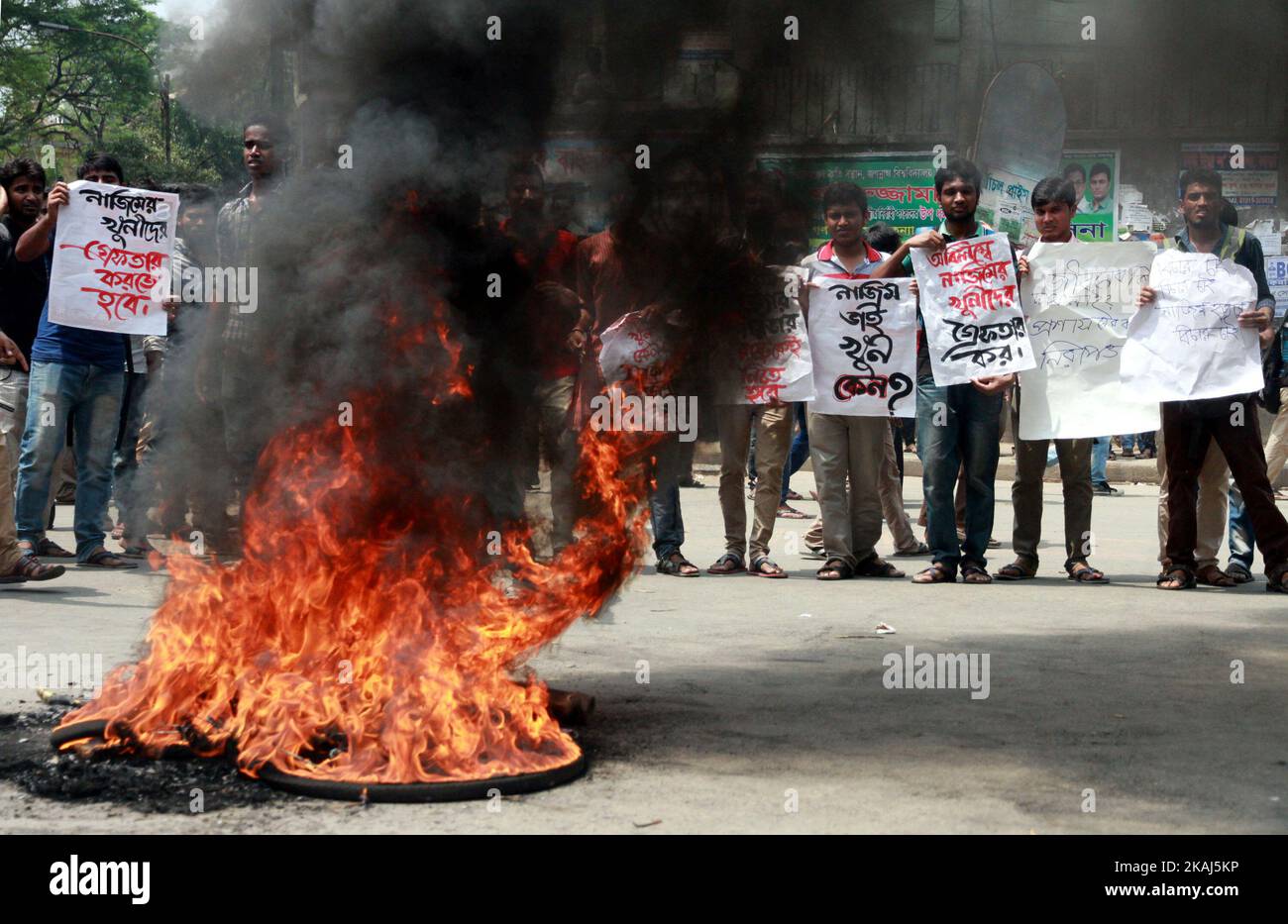Des étudiants bangladais bloquent la route et manifestent à la suite du meurtre d'un étudiant en droit, tué par quatre assaillants la nuit précédente, à Dhaka, sur 7 avril 2016. Un étudiant en droit bangladais qui a posté contre l'islamisme sur sa page Facebook a été assassiné, a déclaré la police sur 7 avril, le dernier d'une série de meurtres de militants laïcs et de blogueurs dans le pays. (Photo de Sony Ramany/NurPhoto) *** Veuillez utiliser le crédit du champ de crédit *** Banque D'Images