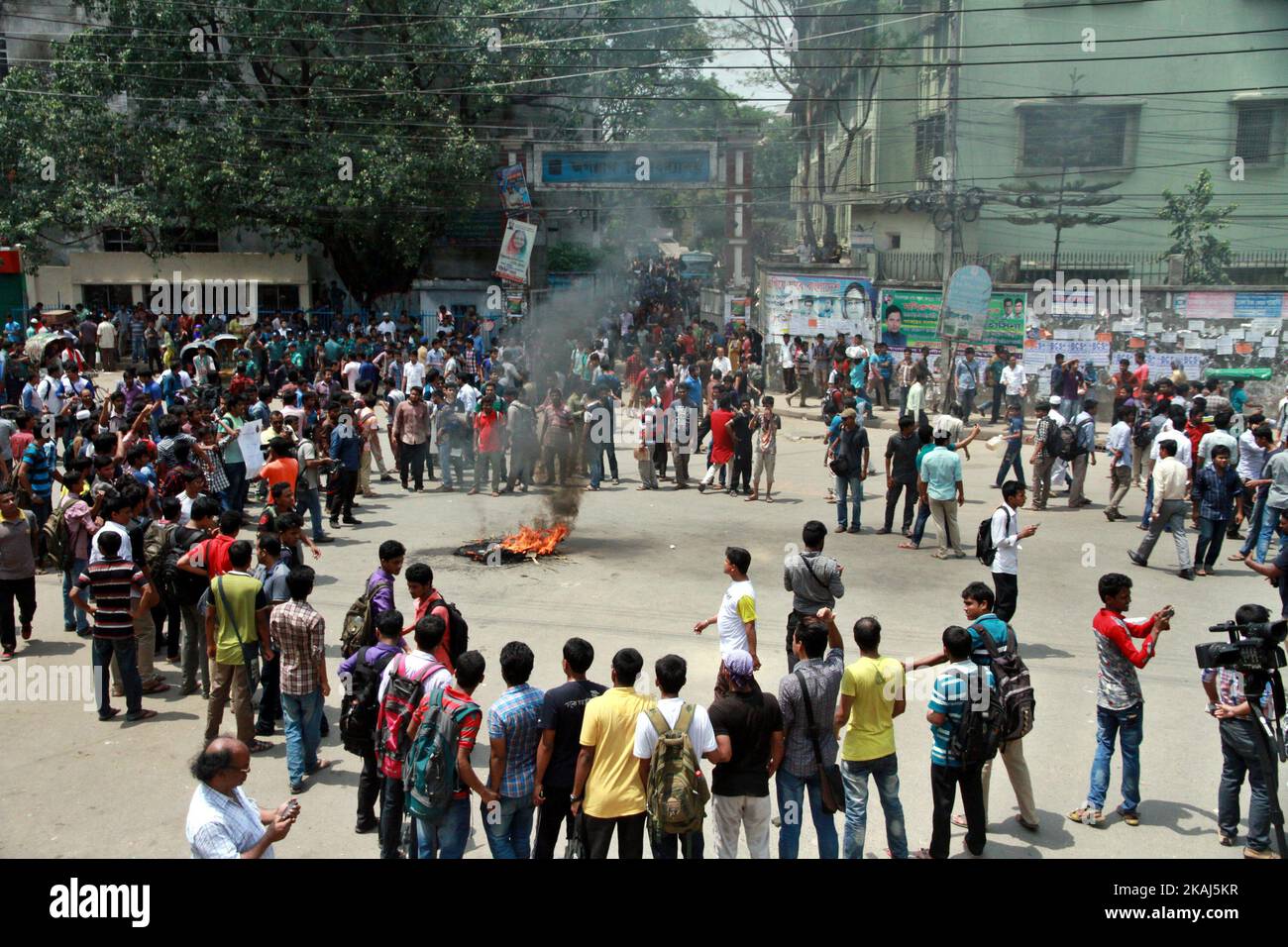 Des étudiants bangladais bloquent la route et manifestent à la suite du meurtre d'un étudiant en droit, tué par quatre assaillants la nuit précédente, à Dhaka, sur 7 avril 2016. Un étudiant en droit bangladais qui a posté contre l'islamisme sur sa page Facebook a été assassiné, a déclaré la police sur 7 avril, le dernier d'une série de meurtres de militants laïcs et de blogueurs dans le pays. (Photo de Sony Ramany/NurPhoto) *** Veuillez utiliser le crédit du champ de crédit *** Banque D'Images