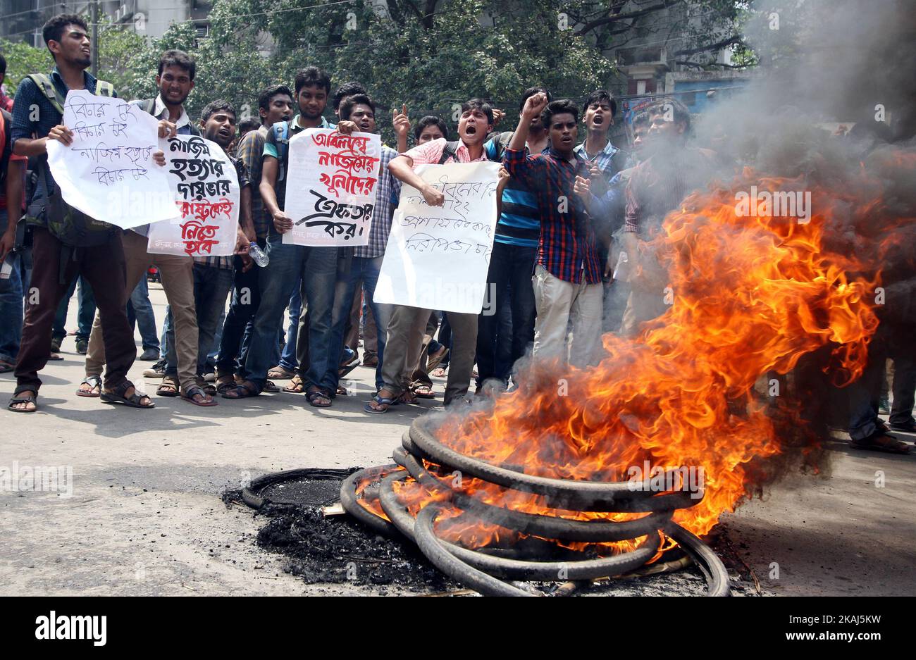 Des étudiants bangladais bloquent la route et manifestent à la suite du meurtre d'un étudiant en droit, tué par quatre assaillants la nuit précédente, à Dhaka, sur 7 avril 2016. Un étudiant en droit bangladais qui a posté contre l'islamisme sur sa page Facebook a été assassiné, a déclaré la police sur 7 avril, le dernier d'une série de meurtres de militants laïcs et de blogueurs dans le pays. (Photo de Sony Ramany/NurPhoto) *** Veuillez utiliser le crédit du champ de crédit *** Banque D'Images