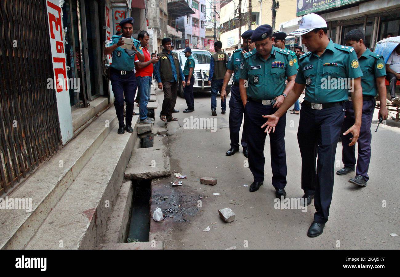 Un policier bangladais garde sur le site du meurtre d'un étudiant en droit, tué par quatre agresseurs la nuit précédente, à Dhaka, sur 7 avril 2016. Un étudiant en droit bangladais qui a posté contre l'islamisme sur sa page Facebook a été assassiné, a déclaré la police sur 7 avril, le dernier d'une série de meurtres de militants laïcs et de blogueurs dans le pays. (Photo de Sony Ramany/NurPhoto) *** Veuillez utiliser le crédit du champ de crédit *** Banque D'Images