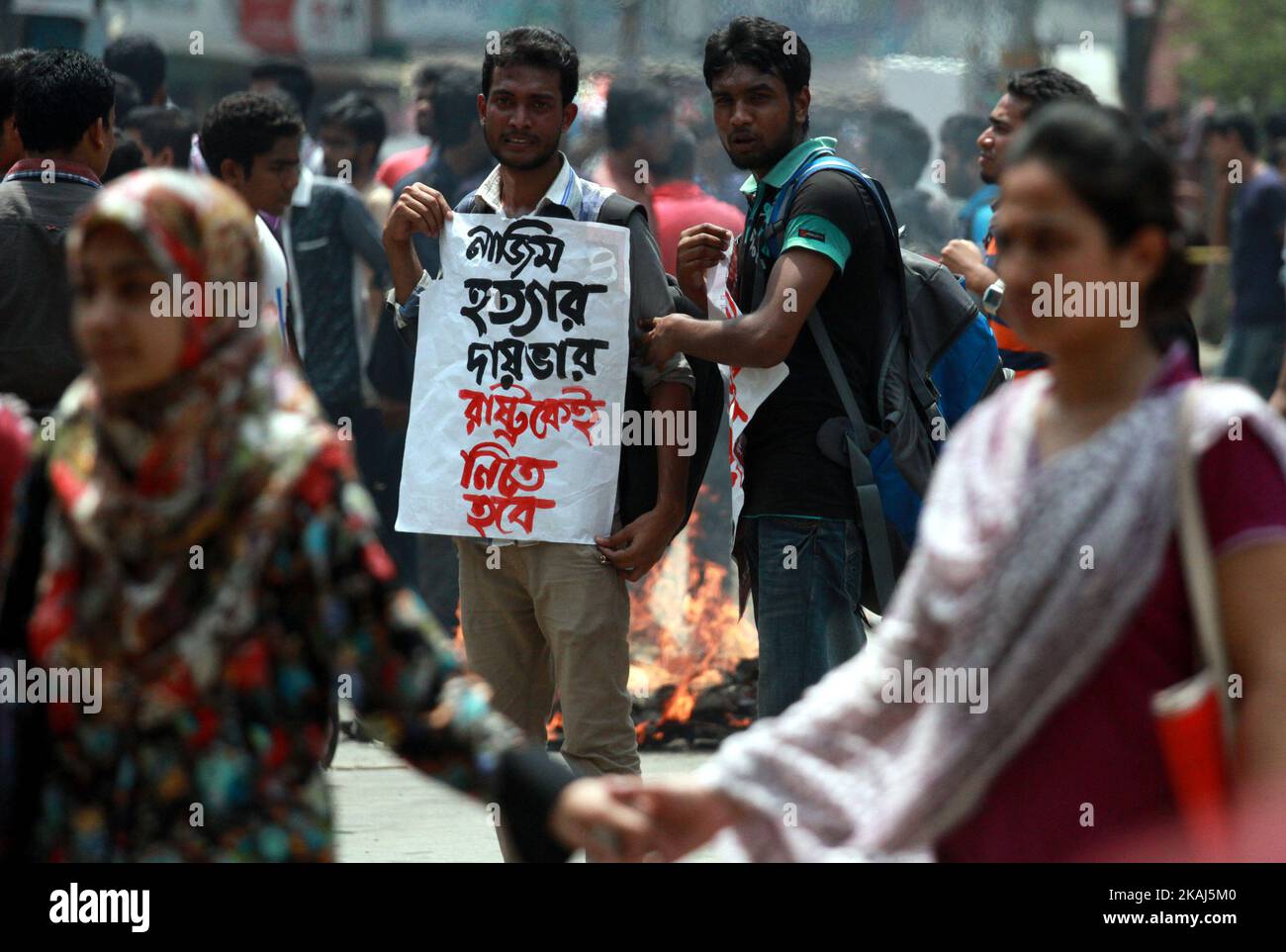 Des étudiants bangladais bloquent la route et manifestent à la suite du meurtre d'un étudiant en droit, tué par quatre assaillants la nuit précédente, à Dhaka, sur 7 avril 2016. Un étudiant en droit bangladais qui a posté contre l'islamisme sur sa page Facebook a été assassiné, a déclaré la police sur 7 avril, le dernier d'une série de meurtres de militants laïcs et de blogueurs dans le pays. (Photo de Sony Ramany/NurPhoto) *** Veuillez utiliser le crédit du champ de crédit *** Banque D'Images