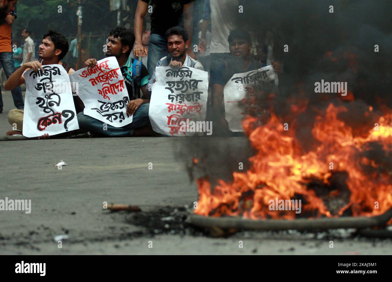 Des étudiants bangladais bloquent la route et manifestent à la suite du meurtre d'un étudiant en droit, tué par quatre assaillants la nuit précédente, à Dhaka, sur 7 avril 2016. Un étudiant en droit bangladais qui a posté contre l'islamisme sur sa page Facebook a été assassiné, a déclaré la police sur 7 avril, le dernier d'une série de meurtres de militants laïcs et de blogueurs dans le pays. (Photo de Sony Ramany/NurPhoto) *** Veuillez utiliser le crédit du champ de crédit *** Banque D'Images