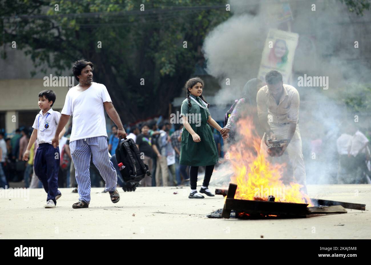 Des étudiants bangladais bloquent la route et manifestent à la suite du meurtre d'un étudiant en droit, tué par quatre assaillants la nuit précédente, à Dhaka, sur 7 avril 2016. Un étudiant en droit bangladais qui a posté contre l'islamisme sur sa page Facebook a été assassiné, a déclaré la police sur 7 avril, le dernier d'une série de meurtres de militants laïcs et de blogueurs dans le pays. (Photo de Sony Ramany/NurPhoto) *** Veuillez utiliser le crédit du champ de crédit *** Banque D'Images