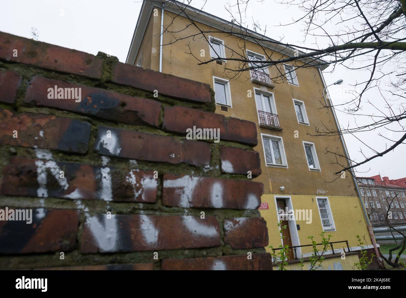 Un bâtiment de la rue Wyzwolenia a été désigné comme un refuge potentiel pour les réfugiés demandeurs d'asile, à Gdansk, en Pologne, sur 13 avril 2016. Le bâtiment, situé dans le quartier du port de Nowy (Nouveau port) de la ville pourrait accueillir quelque 150 réfugiés. Les habitants craignent que le logement des réfugiés ne stigmatise les zones résidentielles. L'accueil des réfugiés est une idée impopulaire en Pologne, l'un des pays les plus monoculturels de l'UE. Le parti conservateur PiS au pouvoir récemment a déclaré qu'il refuserait l'accueil de 7 000 réfugiés, même si cela avait été convenu plus tôt avec l'autorité de l'UE Banque D'Images