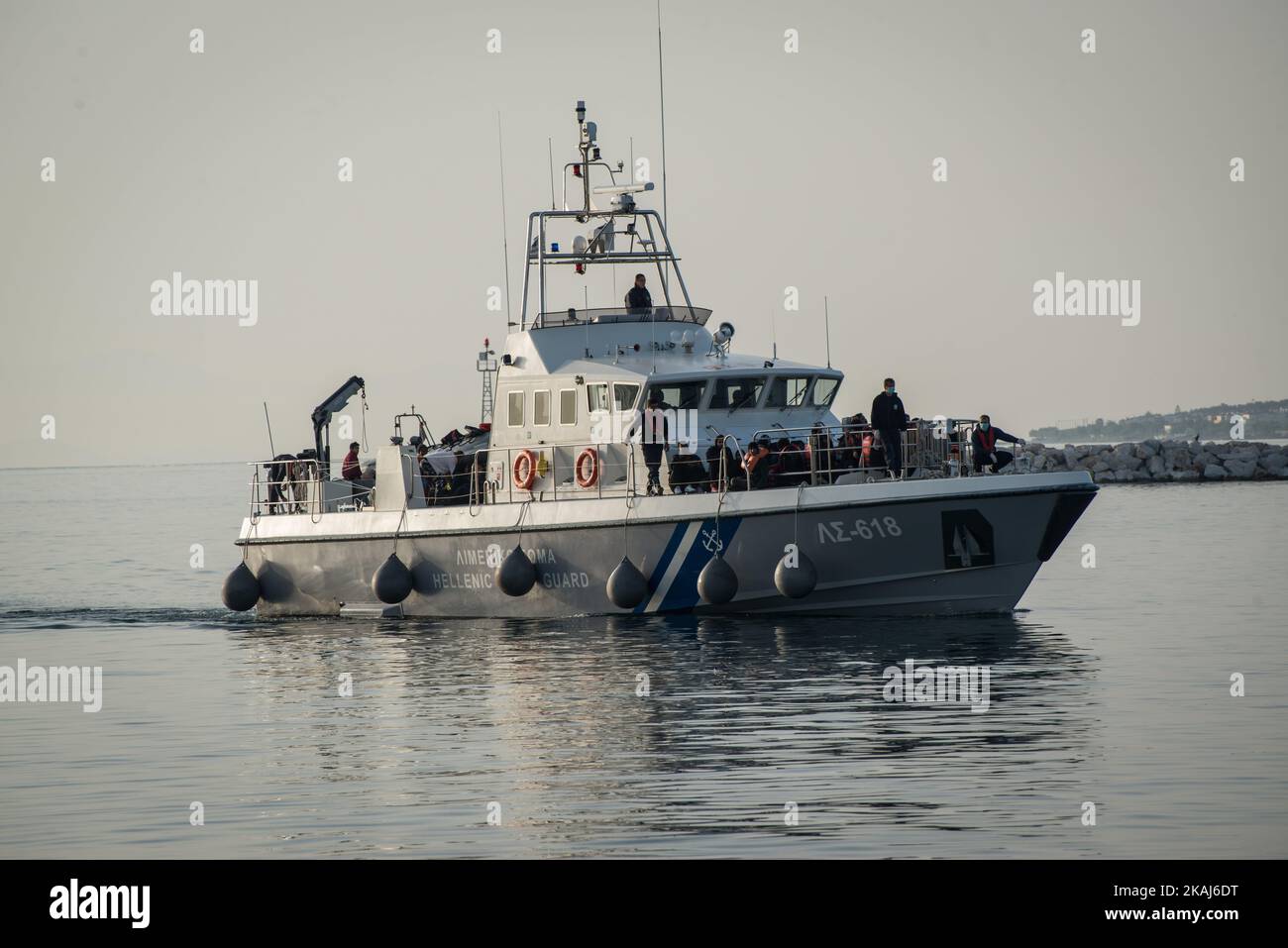 Environ 60 migrants ont été pris par les gardes-côtes grecs dans la mer qui sépare la Turquie du grec dans le port de Mytilène sur l'île grecque de Lesbos sur 14 avril 2016. (Photo de Guillaume Pinon/NurPhoto) *** Veuillez utiliser le crédit du champ de crédit *** Banque D'Images