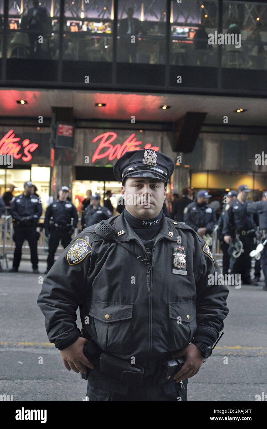 Un officier du NYPD se tient dans la rue tandis que le SRG (Strategic Response Group) se prépare pour la manifestation que les manifestants ont amassée à l'hôtel Grand Hyatt situé à côté de la gare centrale de New York, aux États-Unis, sur 14 avril 2016. Après avoir été alamés, ils ont commencé à marcher dans les rues de Manhattan et se sont affrontés avec le NYPD, ce qui a entraîné plus d'une douzaine d'arrestations. (Photo par Shay Horse/NurPhoto) *** Veuillez utiliser le crédit du champ de crédit *** Banque D'Images