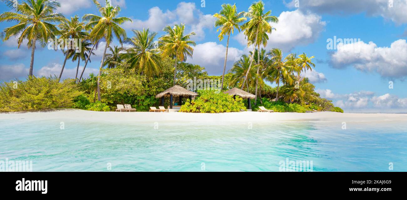 Paysage de la nature d'été. Panorama exotique sur l'île, plage tropicale avec palmiers et ciel bleu nuageux. Vue naturelle depuis le lagon bleu de bord de mer Banque D'Images
